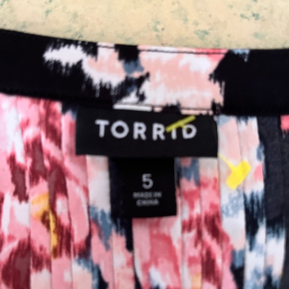Torrid 5X ladies floral polyester blouse - Picture 3 of 5